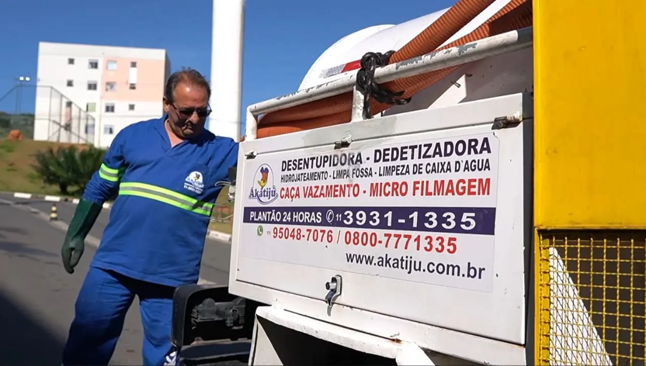 Caminhão para limpa-fossa e sucção — Akatijú em Vinhedo