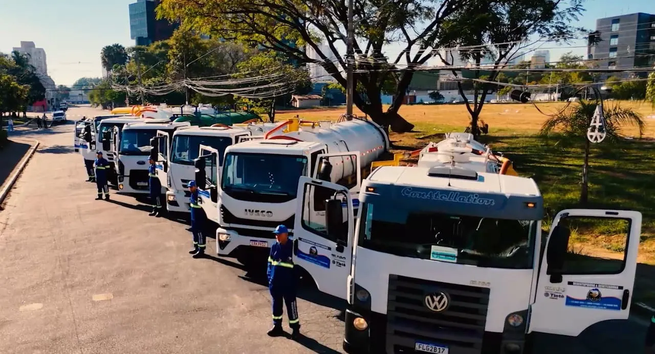 Frota do Grupo Akatijú formada com um operador uniformizado ao lado de cada caminhão a vácuo, em São Paulo