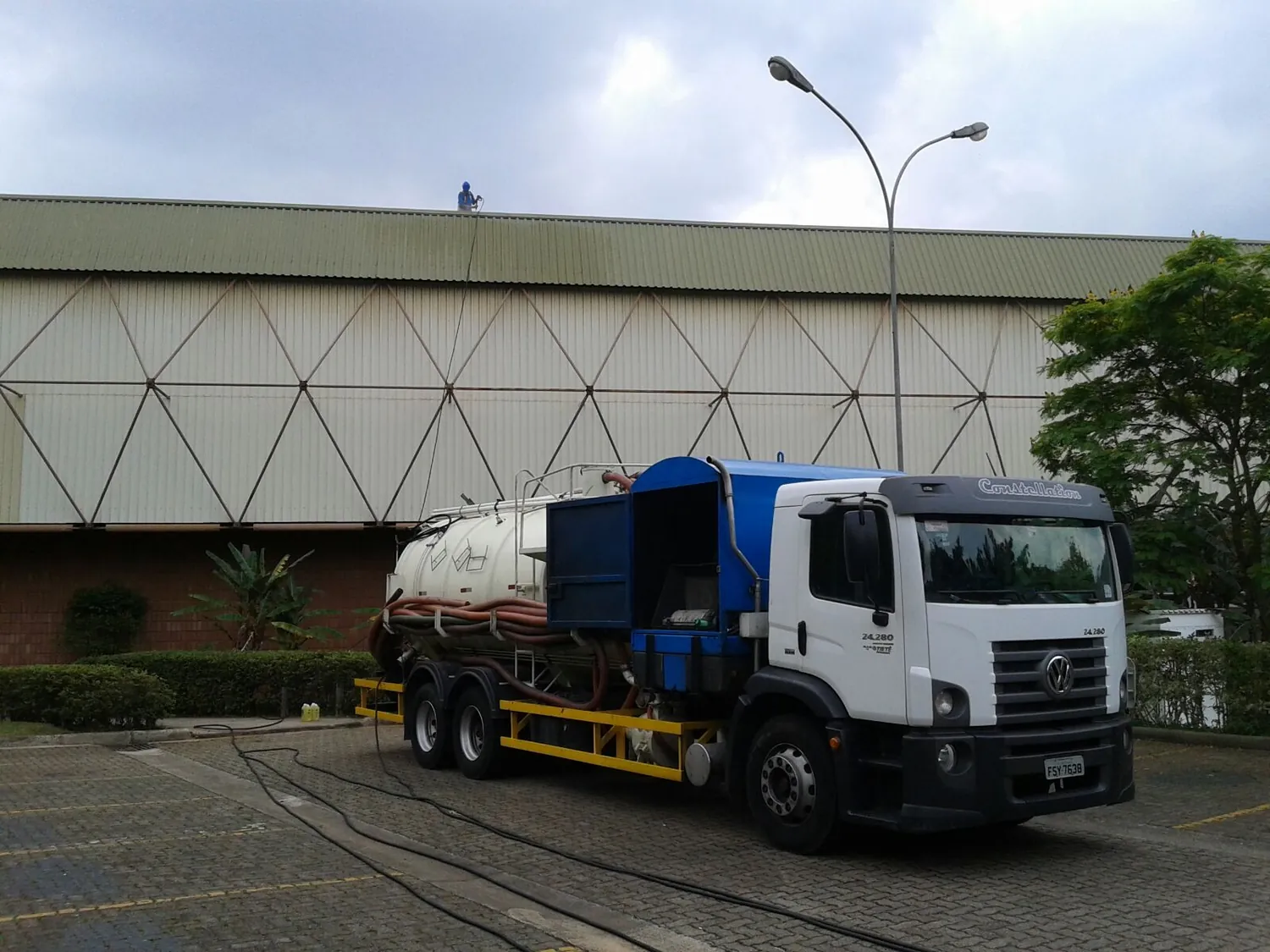 SESC Itaquera — Lavagem de telhado com hidrojateamento em unidade aberta ao público