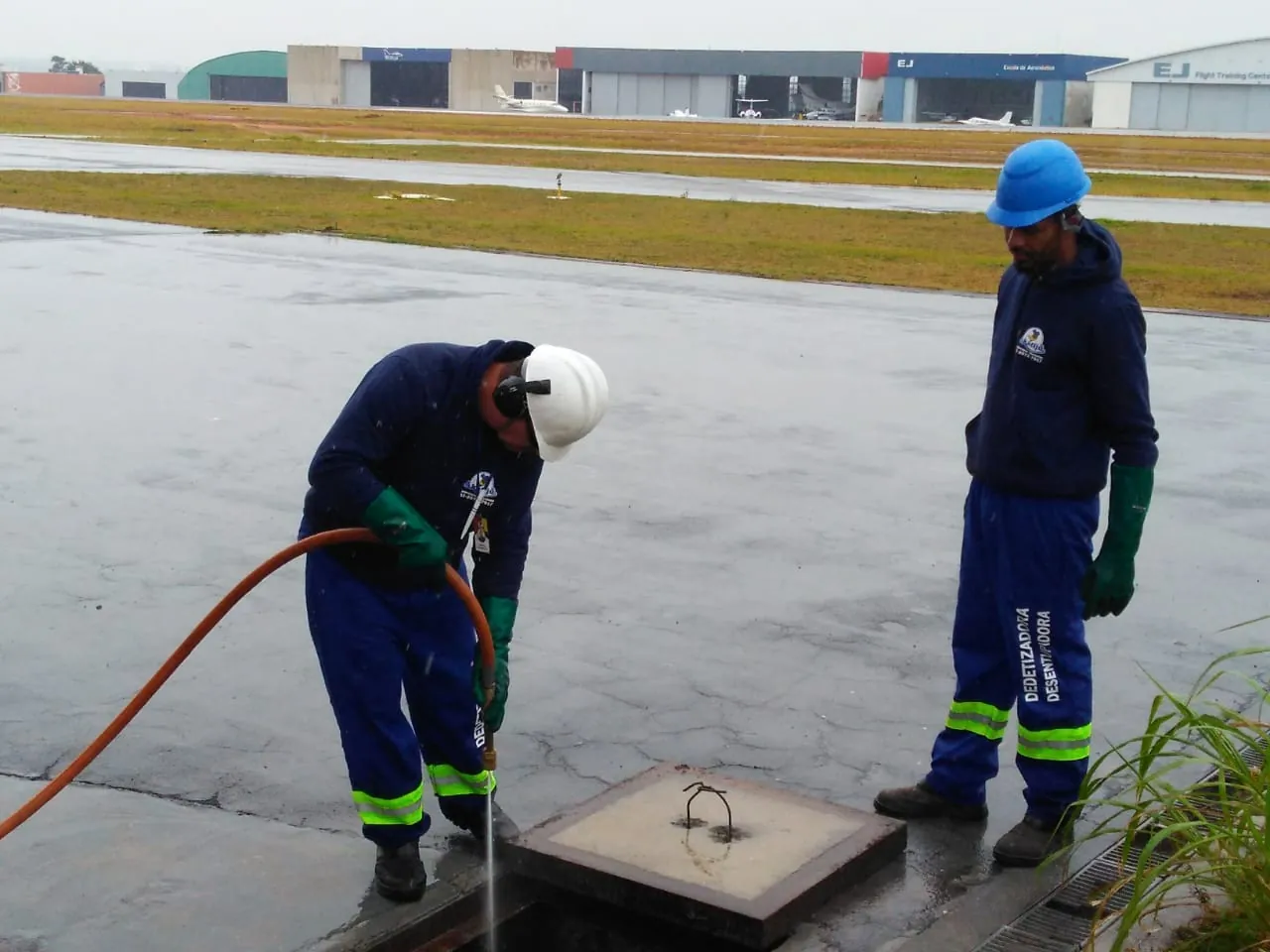 Aeroporto de Jundiaí — Hidrojateamento em pátio de aeroporto, com a operação em funcionamento