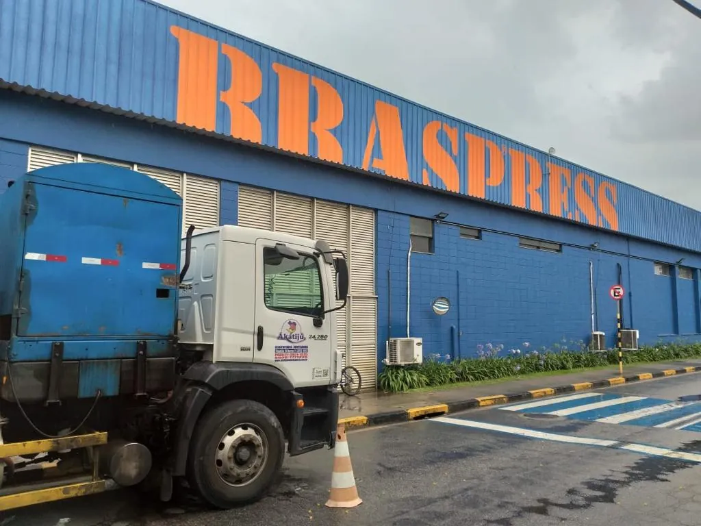 Braspress — Limpeza da caixa de lavagem de veículos em terminal logístico