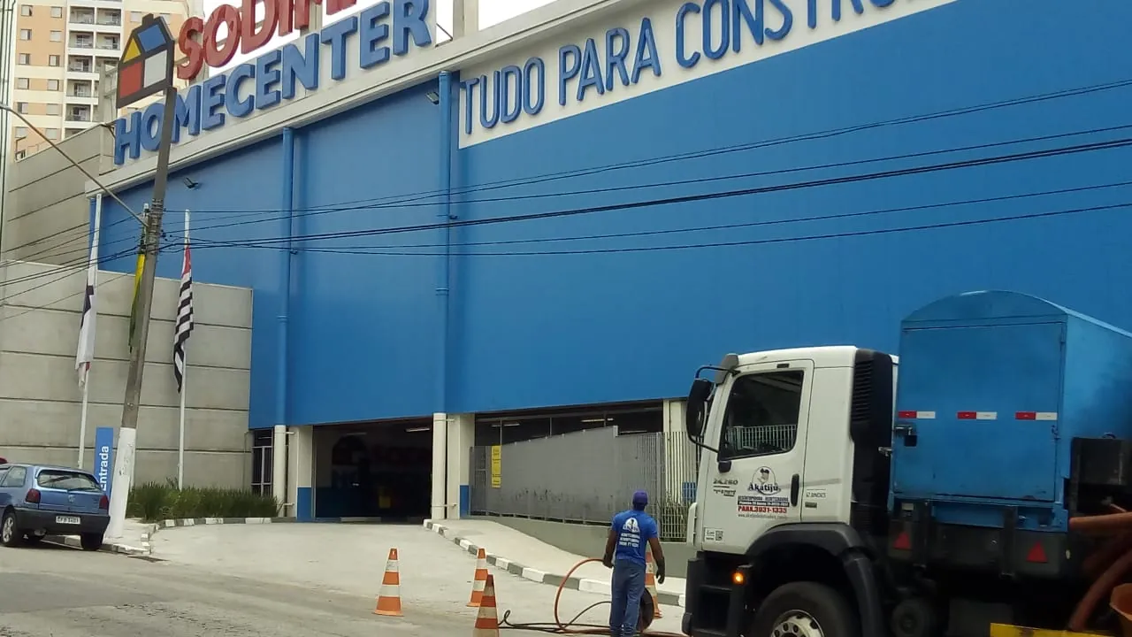 Sodimac Homecenter — Hidrojateamento na entrada da loja, com a loja aberta